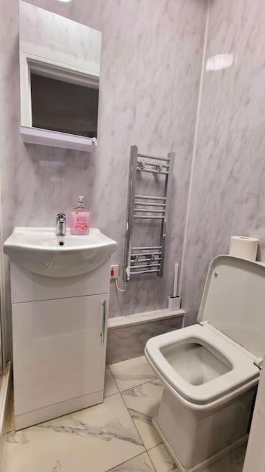 2 Bed Cosy Flat Close To Bus & Tube Station London Luaran gambar