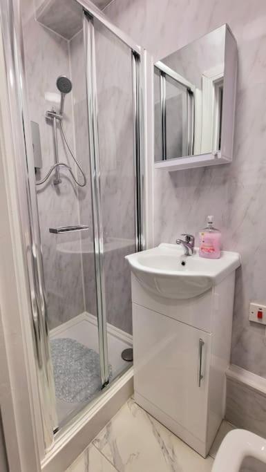 2 Bed Cosy Flat Close To Bus & Tube Station London Luaran gambar